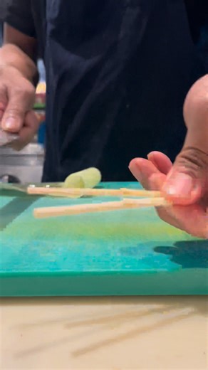 วิธีทำไม้รองมีด จากตะเกียบรูดมันฝรั่งแบบง่าย How to make a simple knife stand from potato chopsticks #art #skills #potato #reelsviralシ Wudthichai sushi chef | Wudthichai sushi chef