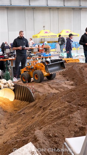 RC Loader vs Dozer 🚜⚙️ RC wheel loader and dozer DOMINATING the job site 💪 Real power, real work. Which beast would you rent? 🏗️ Model Expo Italy 2026 #RCMachines #RCConstruction #WheelLoader #Dozer #RCAction #RCViral #HeavyEquipment #ModelExpo #ConstructionTok #RCCommunity