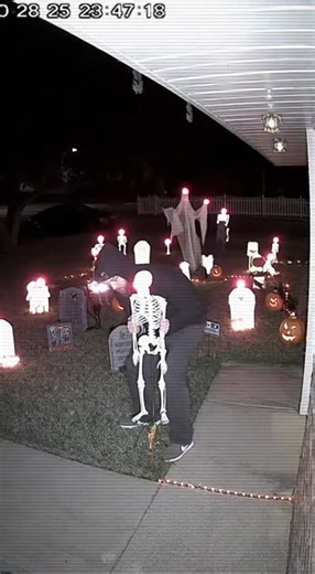 Messed with the wrong house. 👀 #Halloween #Karma | Carnaval Costeño Pacorano - Bando Rojo - Grupo de Jóvenes