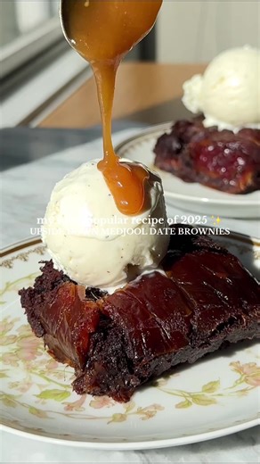 My most popular recipe of 2025 🥳 these *upside down date banana bread brownies* are popular for a reason 🤤 think of it like viral date bark meets my banana bread brownies PLUS topped with a scoop of melty vanilla ice cream and peanut butter caramel. FULL RECIPE FOR BROWNIE - link in bio. to add the dates: add 11-12 halved dates to the bottom of the baking dish then top with brownie batter. Bake according to directions. Peanut Butter Caramel * ¼ cup maple syrup * ¼ cup vegan butter * 2 tbsp cre