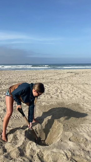 Sand entrapments are no joke! Comment with questions about digging on the beach! #sandentrapment #safebeachday #beachsafety #diggingholes #staysafe #oceansafety #huntingtonbeach #newportbeach #SplashSummerVibe #foryoupage #fyp #lifeguard #juniorlifeguards