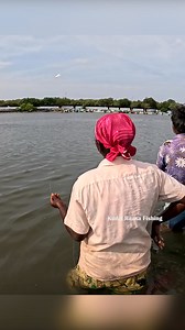 3.8M views · 35K reactions | Woman Catching Mullet Fish in Water Bottle Trap Using Maida Bait #MulletFishing #BottleTrapFishing #MaidaBait #WomenFishing #fblifestyle | Kadal Raasa Fishing | Facebook