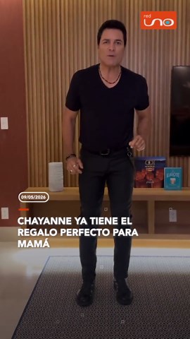 Chayanne volvió a conquistar las redes sociales con un divertido video por el Día de las Madres. 🎶✨ El artista aseguró que ya existe el regalo perfecto para mamá: ¡aprenderse la coreografía de “Torero”! Mientras se muestran algunos pasos del baile icónico. VIDEO: Chayanne vía tik tok #RedUno #RedUnoDigital #Chayanne #Tendencias #DíaDeLaMadre