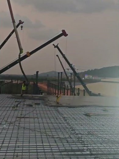 Metal deck slab pouring concrete #metaldeck #concretestructures