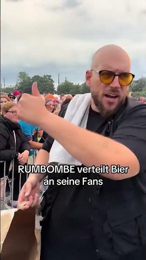 RUMBOMBE hands out beer in Hildesheim #rumbombe #beer #fans #ballermann #hildesheim