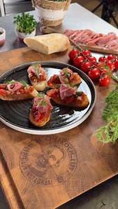 🇮🇹 Bruschetta – Schnell & Klassiker Zutaten: Tomaten, kleine Zwiebel, Basilikum, Olivenöl, Knoblauch, Salz, Pfeffer & geröstetes Baguette. Zubereitung: Tomaten, Zwiebel & Basilikum klein schneiden, mit Olivenöl, Salz und Pfeffer mischen. Brot rösten, mit Knoblauch einreiben, Mischung darauf – fertig! #bruschettas #SchnelleKüche #rezeptideen #ItalienGenuss #leichterezepte | Chefkoch_lutz