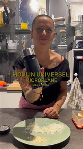 2.5K views · 18 reactions | Le moulin universel Microplane : l'accessoire qu'il te faut en cuisine Parfait pour râper fromages, noix, chocolat, épices, ail, gingembre... bref, tout ce que tu veux ! Une lame ultra tranchante, une prise en main facile et un résultat parfait en un tour de main Idéal pour sublimer tous tes plats sans effort !  #Microplane #AmbiancesetStyles #CuisineFacile #AstuceCuisine #Râpe | Ambiance et Styles Saintes | Facebook