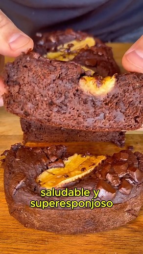 saboresconscientes on Instagram: "👉 Postres que parecen un pecado… pero no lo son. Lo mejor: además de disfrutar cuidándote, podés aprender a hacerlos y transformarlos en tu próximo proyecto 💚✨ Pan de Banana y Chocolate -3 Bananas -2 Huevos -60g Harina de Almendras o cualquier otra harina -30g Cacao -8g Levadura química -1 Puñado de chocolate puro picado 1. Tritura todos los ingredientes salvo el chocolate, que lo integras manualmente 2. Dsitribuí en el molde y decorá con una banana partida po