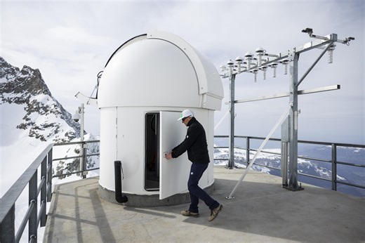 La station de mesure de la radioactivité la plus haute d'Europe inaugurée dans les Alpes bernoises | RTS