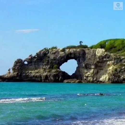 43K views · 926 reactions | LANDMARK DESTROYED: Punta Ventana, a natural arch and popular tourist attraction on Puerto Rico’s southern coast, collapsed after one of series of earthquakes that have struck the island in recent days. https://2wsb.tv/2uw1NG7 | WSB-TV | Facebook