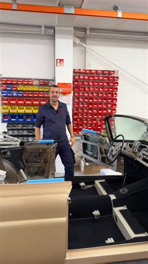 Heute in unserer Werkstatt: neue Teppiche für einen Mercedes W111 Cabrio. Alles wurde passgenau angefertigt und sorgfältig eingeklebt – ein weiterer Schritt im Restaurierungsprozess dieses Klassikers. #MercedesW111 #ClassicCar #KHMCabrio ⸻ 🇬🇧 English Today in our workshop: new carpets for a Mercedes W111 Cabrio. Everything was custom-made and carefully fitted – another step in the restoration process of this classic. #MercedesW111 #ClassicCar #KHMCabrio | KHM cabrio