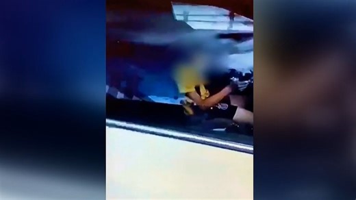 Una madre graba a su hijo de 10 años conduciendo en Irun y lo sube a redes sociales: "Orgullo que puede acabar en tragedia"