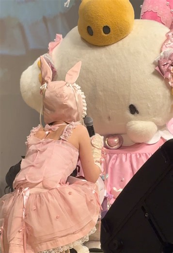 6.22 サンリオピューロランド こぎみゅんの目線に合わせて お話する逃げ水あむちゃん🍤❤️ #きゅるりんってしてみて #サンリオピューロランド #逃げ水あむ #こぎみゅん @逃げ水あむ(きゅるりんってしてみて)