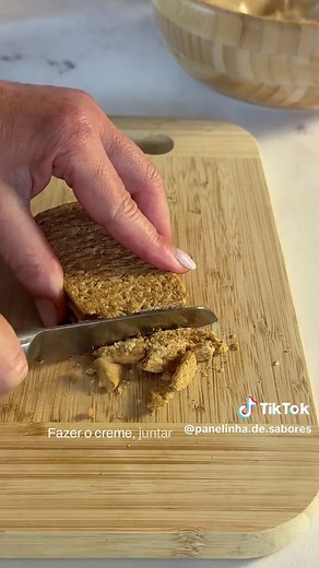 4 ingredientes, 10 minutos… e fica com este aspeto 😌 E o melhor? É feito com bolachas de pequeno-almoço sem açúcar. Fácil, económico e com aquele ar de sobremesa de festa. Um doce com cara de Natal e alma saudável. Aquela sobremesa que todos acham complexa… até verem como se faz 😅 Ingredientes \t•\t300 g de bolachas de cereais de pequeno-almoço (usei sem açúcar) \t•\t300 g de queijo creme magro (ou ricota / cottage) \t•\t100 g de iogurte \t•\t80 g de manteiga de amendoim \t•\t80 g de mel (ou e