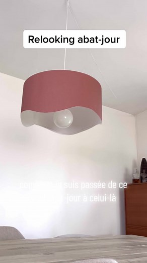 Un nouvrau look pour ce vieil abat-jour poussiéreux 🤩 Facile n’est-ce pas ?! #relooking #upcycling #recyclage #abatjour #nouveaustyle#courbes #terracotta #lampshade #luminaire #diyideas #doityourself #objetdecoration #lumiere #decor #decoration #decoinspo #decointerieur #inspohome
