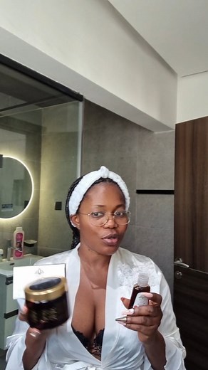 Queen Khadi Acne treatment set by @pinamangcosmetics deep cleans your face to remove toxins, bacteria, and dead skin cells. It also helps prevent acne and blackheads and makes your skin look much healthier and more beautiful. | MzbeL