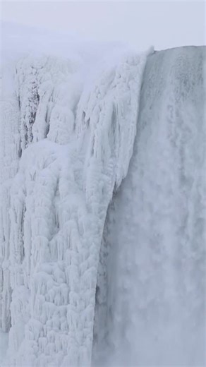 Tourists braved frigid temperatures to view the partially frozen Niagara Falls on January 31. “It’s cold, it’s chilly, but it’s beautiful. It’s definitely a gem,” one tourist told Reuters. 🔗 See more pictures at our link in bio. | Reuters