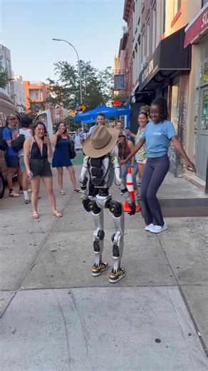 Robot putting on the rizz #robot #rizzbot | Rizz Bot