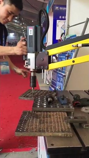 Servo electric tapping machine