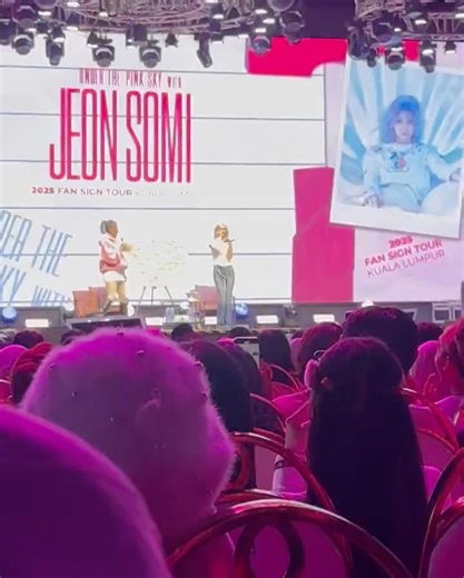 Region Musicall || Kpop , Musica Chilena , Conciertos 🍭🔵🔴 on Instagram: "🚨 Se viene IOI, nuevo tema y se va el pelo rubio !! Somi dejó varias cositas en su fanmeeting realizado en Kuala Lumpur que dejó gratamente sorprendidos a los fans, después de cantar un trozo de ‘Very Very Very’, ya que confirmó que el regreso de I.O.I (@ioi_official_ig ) está preparado. De esta manera, habría reunión del icónico grupo para celebrar sus 10 años como grupo. Además, se cortaría un hiatus que el grupo tien