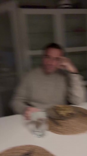 Vi lanserer Dinner Assassin 🎮 Nå kan du rett og slett booke proffgamern, @nyhrox, så er det Game Over i tide til middag! Les mer og book gratis på telia.no #gaming #gamingmemes #telia #parenting #parenthumor