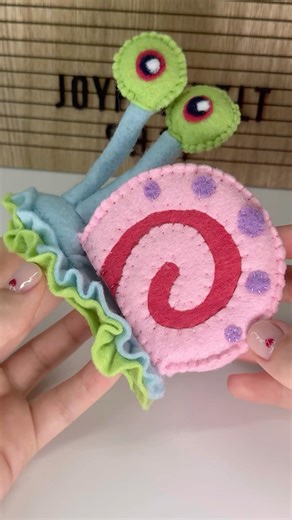 Swiss roll became Gary’s shell 🐌 removable felt craft! #feltcraft #diy #shorts