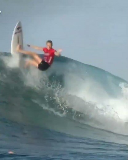 9.50 at her home break in front of a huge crowd… 🐐 Steph Gilmore