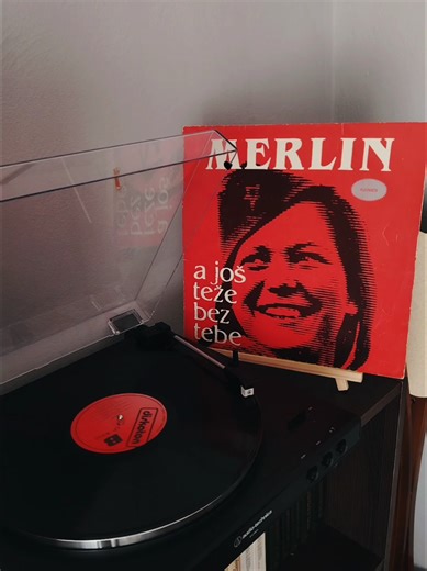 Merlin na vinilu za ugodan početak vikenda🔴 #dinomerlin #merlin #vinyl #viral #fyp