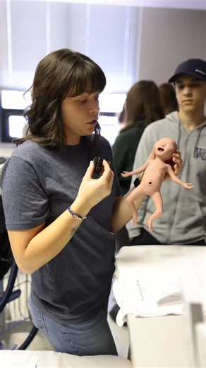Not everyone realizes this is part of respiratory therapy training… but it is crucial. Meet Premature Anne: a 28-week preemie mannequin who unfortunately looks a lot like Voldemort. 🪄 (Sorry, Anne. Love you anyway.) @ozarkstech Respiratory Therapist Clinical Instructor, Rachel Jenkins, got the opportunity to explain to local @officialsps Students at @coxhealth Career Fair that at just 28 weeks gestation, real infants born this early have severely underdeveloped lungs. That’s why respiratory the
