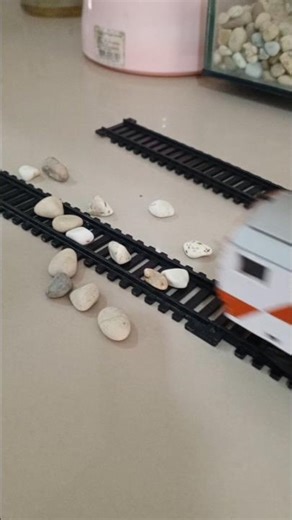 kereta api tabrak batu kecil