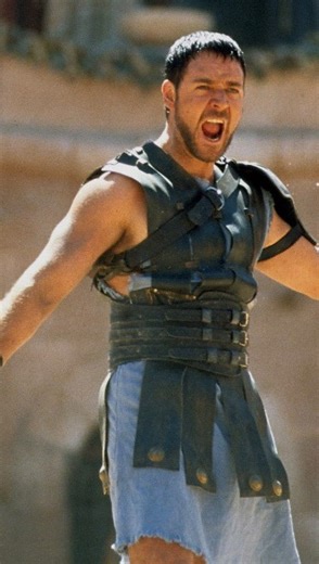 Envolure on Instagram: "« My name is Maximus Decimus Meridius » Gladiator, Ridley Scott (2000) Gladiator, c’est l’histoire d’un homme que Rome a voulu briser et qui a décidé de la faire trembler. Maximus, général loyal et invincible, est trahi par Commode, héritier malade du pouvoir, qui assassine son père et fait exécuter sa famille. Déchu, réduit en esclavage, Maximus survit avec une seule idée en tête : vivre assez longtemps pour se venger. Rome l’a dépouillé de tout, sauf de sa rage. Dans l’