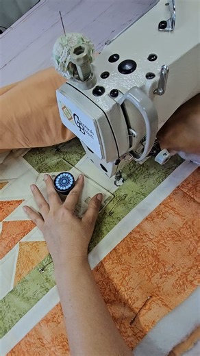 Acolchar con reglas de Quilting. Muchas de ustedes creen que hacer Quilting con regla es mucho más simple que hacerlo de forma libre. Déjenme que les cuente mi opinión Primero: las reglas fueron creadas para acolchar SI..pero para hacerlo en máquinas LONG ARM. Podrías pensar que es igual, pues se acolcha en cualquier máquina, pero tiene un GRAN diferencia que hace mucho más difícil usarlas en máquinas estacionarias. En las LONG ARM, el cabezal de la maquina acolcha alrededor de la regla, con est
