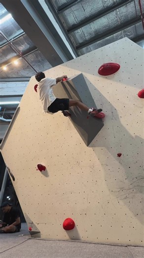 love the process of getting better👍🏻 #fypシ゚ #boulder #climb #dyno #bouldering