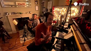 Dat Smith & Burrows niet naar hier kon komen, houdt hen niet tegen om hun Beats of love tot bij jullie te brengen. Tom Smith - van Editors - en Andy Burrows spelen een exclusieve show, live vanuit hun woonkamer! | Studio Brussel