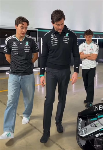 Taking the W17 in, in all its glory 🤓 @George Russell @Andrea Kimi Antonelli @Mercedes-AMG F1 @Mercedes-Benz @Mercedes F1 Esports @Formula 1 @INEOS Grenadier @PETRONAS Motorsports @Snapdragon @Microsoft @doriane.pin @Frederik Vesti #fyp #mercedesbenz #pourtoi #f1 #comptefan