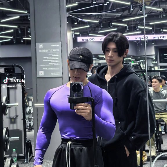 极限二选一 训练搭子bro：Donee #感觉至上 #宽肩窄腰 #健身搭子 #禁欲系 #我的运动日常