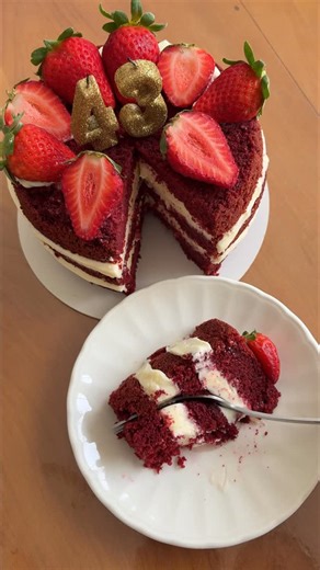 Nany on Instagram: "Bolo Veludo Vermelho 🍓 RED VELVET pra vocês gente 😋 👉Recheio: -140 gramas de manteiga sem sal em temperatura ambiente (a outra parte do tablete fica pra massa) -300g de Cream Cheese -1 xícara de açúcar de confeiteiro 🔸Bate primeiro manteiga e Cream cheese, depois junto o açúcar. Leva pra geladeira pra firmar enquanto prepara e assa o bolo. 👉Para a Massa (Mistura Vermelha) -100ml de leite quente -60gramas de manteiga sem sal -2 colheres de chocolate em pó -1 Frasco de 10m