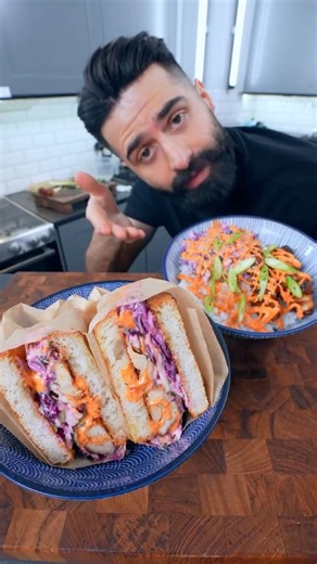 Simon Kafi on Instagram: "Teriyaki-Kyckling med Krämig Asian Slaw 🍗 Kyckling: 1,5dl Teriyakisås 1tsk Sesamolja 0,5dl Solrosolja 2st Vitlöksklyftor 5g Ingefära (i storleken av en vitlöksklyfta) Salt Peppar 500g Kycklinglårfilé Krämig Asian Slaw: 200g Vitkål 200g Rödkål 5st Salladslök 1 Kruka Koriander 2dl/200g Majonnäs 1tsk Äppelcidervinäger 1/2 Limejuice Salt Peppar Servera antingen: Macka (Rostat Bröd) 800g Kokt Ris (4dl Okokt - Toppas med Salladslök) Recept för Chilimayon(eller köp en färdig)