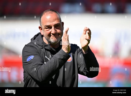 vor Spielbeginn: Trainer Coach Frank Schmidt 1. FC Heidenheim 1846 FCH bedankt sich bei Fans klatscht aufmunternd in die Haende, Beifall Gestik Geste 1. FC Heidenheim 1846 FCH vs 1. FC Union Berlin FCU 11.04.2026 DFL REGULATIONS PROHIBIT ANY USE OF PHOTOGRAPHS AS IMAGE SEQUENCES AND/OR QUASI-VIDEO Foto: Eibner-Pressefoto/Michael Weber Stock Photo - Alamy