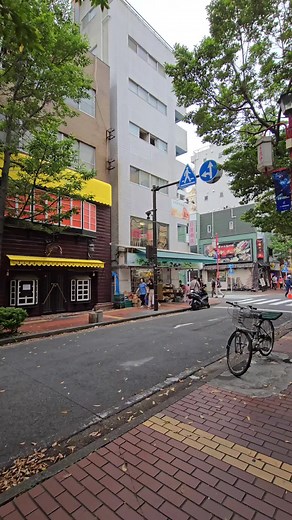 神奈川県 横浜市 • 横浜中華街は、神奈川県横浜市中区山下町にある中華街で、日本最大級の規模を誇ります。約600軒以上の店がひしめき合い、随所に目にする個性的な門は、風水思想に基づいて建てられた「牌楼（パイロウ）」です。 #Japan #Japon #Giappone #横浜 #横浜市 #中華街 #yokohama