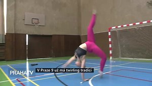 Víte, co je to Twirling? Ne? My ho na Devítce máme a patrně o něm ještě uslyšíte😊 Česká twirlingová škola funguje v Praze 9 oficiálně od roku 2022 a už slaví úspěchy👏 Pod T. J. Sokol Vysočany už ale mažoretky a twirlerky cvičí skoro 20 let. Sportovní tanec je v Česku zatím méně známý, jeho obliba ale postupně narůstá, a to nejen mezi dívkami. Na moderní halový sport, který kombinuje řadu náročných sportovních disciplín, se s kamerou přijela podívat Praha TV. Podívejte se taky, stojí to za to! 