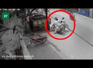 Muggers caught looting people in Lahore in broad daylight Read More: https://en.dailypakistan.com.pk/videos/muggers-caught-looting-people-in-lahore-in-broad-daylight/ | Daily Pakistan Global