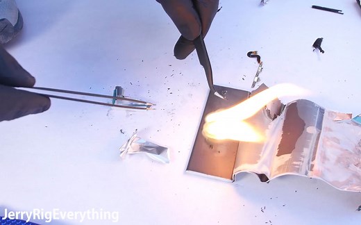 惊！摄像机竟记录下三星 Note 7 电池起火全程！