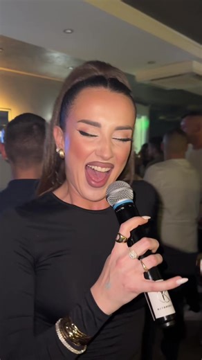 Taguj drugaricu koja bi imala ovakav nastup 🤣🤩 Hvala Essen, vidimo se u martu ponovo 💃 #kafanskikviz #essen #anakokic