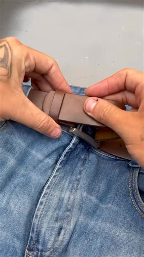 You’ve been wearing your belt wrong all your life 😳👖 A simple trick that actually works. #USA #LifeHack #ClothingTip | Home Tricks