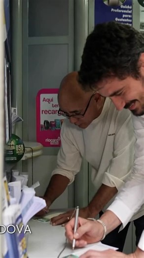 Fantástico on Instagram: "Já pensou ganhar R$ 1 bilhão na Mega Sena da Virada, recorde histórico do prêmio? O problema é que quanto mais números forem selecionados, mais caro fica. É por isso que as pessoas se juntam num bolão. Marquinhos há mais de 15 anos passa o chapéu, contabiliza participantes e publica os jogos por e-mail. Ele é o síndico do bolão do #Fantástico. Só que depois de 33 anos de Globo, resolveu se aposentar. Ele e milhões de brasileiros pagaram na loteria uma taxa pra sonhar. R