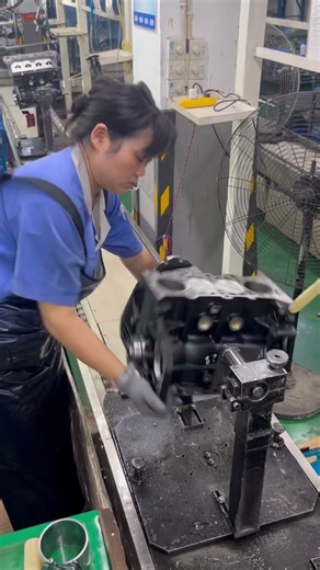 Installation of Pistons for Wuling, Baojun, and Buick L2B Engines#L2B#engine#carengine#Двигатель