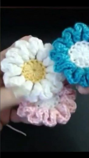 Crochet these EASY BEAUTIFUL Flowers.