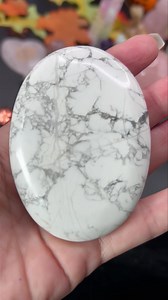 Beautiful White Howlite Large Palmstone €7 Howlite is a borate mineral known for its chalky white appearance with dark veins, symbolizing patience and perspective. Healing Properties: Serving as a calming stone, Howlite soothes the body, mind, and spirit, promoting wisdom, raising awareness, and granting clear vision. Protection: Howlite acts as a competent cleanser of negative energy, mopping up bad vibes and ensuring a connection with higher realms, while also aiding in emotional regulation an