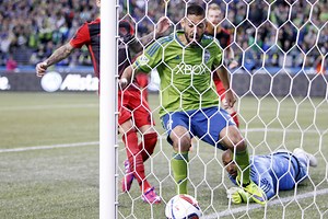 Dempsey's 77th minute goal lifts Sounders past Timbers